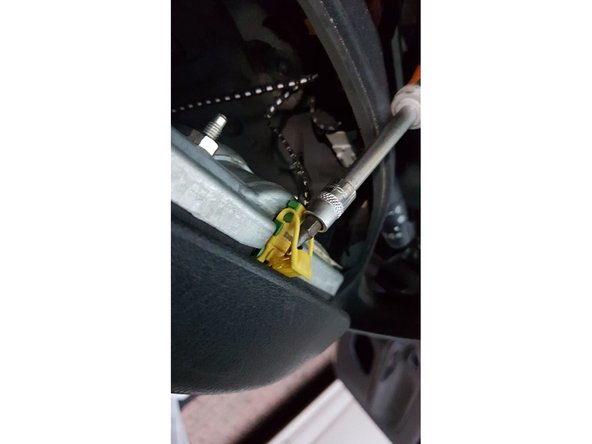 Pour les déclipser, il faut utiliser un petit tournevis.