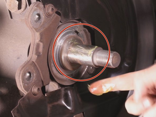 Appliquez de la graisse sur le moyeu