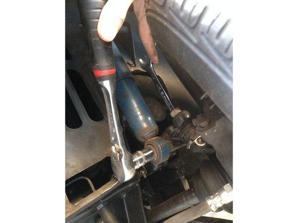 Pour la fixation du bas il faut deux clés une pour la vis l'autre pour l'écrou