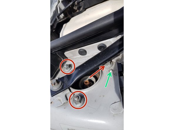 Avec une clé à œil de 13mm retirez les 3 écrous.