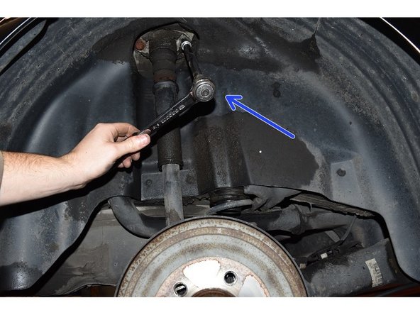 Desserrer les vis de fixation au châssis à l'aide d'une clé à cliquet, d'une rallonge et d'une douille de 16mm et déposer l'amortisseur