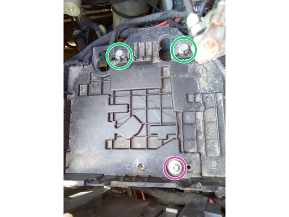 Retirer les 3 vis avec une douille de 10