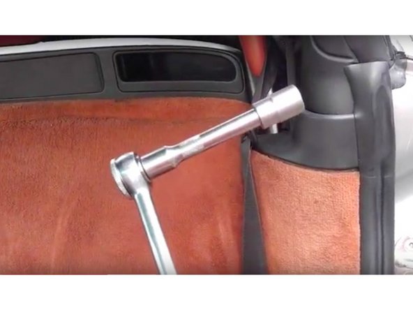 1 - l'accès s'effectue depuis l'intérieur du véhicule derrière les sièges :