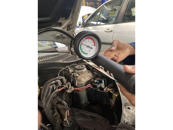 Si la  valeur mesure dépasse 15 barre ça signifie que le système de refroidissement pressant une fuite .