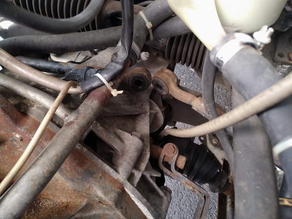 Enlever les deux biellettes depuis le passage de roue