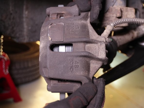 Placer simplement l'étrier sur la chape par le haut