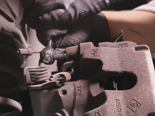 Dévissez la colonette du haut de l'étrier