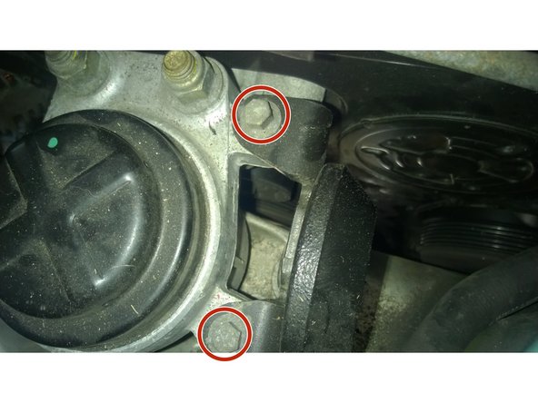 Démonter la masse du support moteur droit qui nous permettra d'avoir un meilleur accès à un des galets