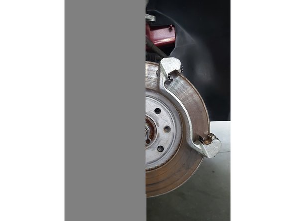 Mesurez l'épaisseur des disques de frein. Si la limite est atteinte, la pièce doit être remplacée. Vérifiez le support de l'étrier de frein,  ses vis de guidage et ses soufflets. Nettoyez-les. Remplacez-les si nécessaire.