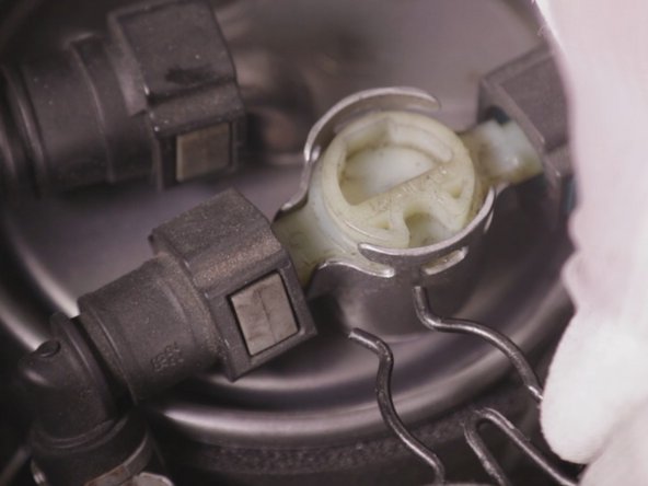 Ecarter le raccord du filtre.