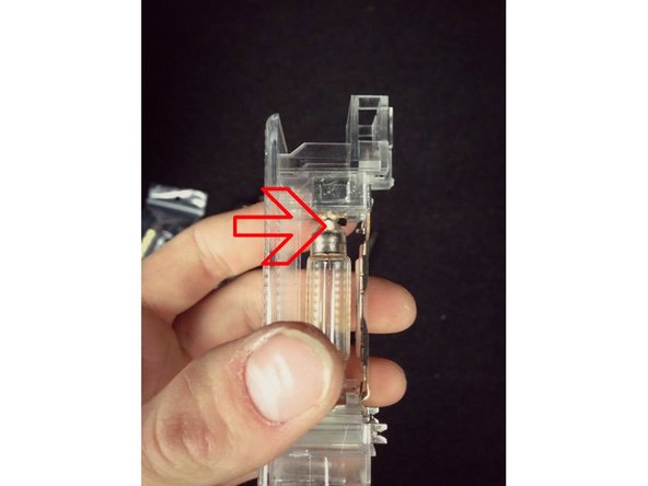 Vous avez maintenant accès à votre ampoule, vous avez simplement à l'enlever en tirant vers vous puis la remplacer en respectant le sens de l'ancienne.