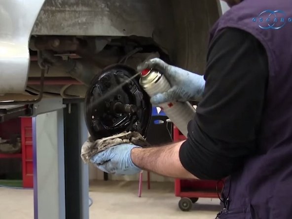 Nettoyer la flasque à l'aide du nettoyant frein