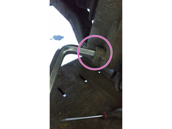 dévissez les vis du support d'étrier