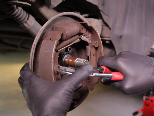 Appuyer et tourner la pince pour retirer la tête du rivet