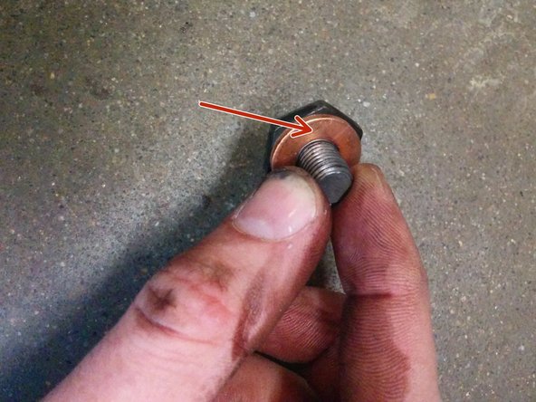 Quand l'huile ne s'écoule plus, nettoyer le carter d'huile avec un chiffon sec