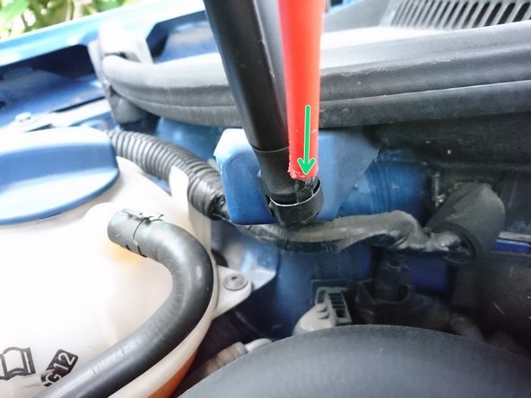 Faire levier en maintenant le clips