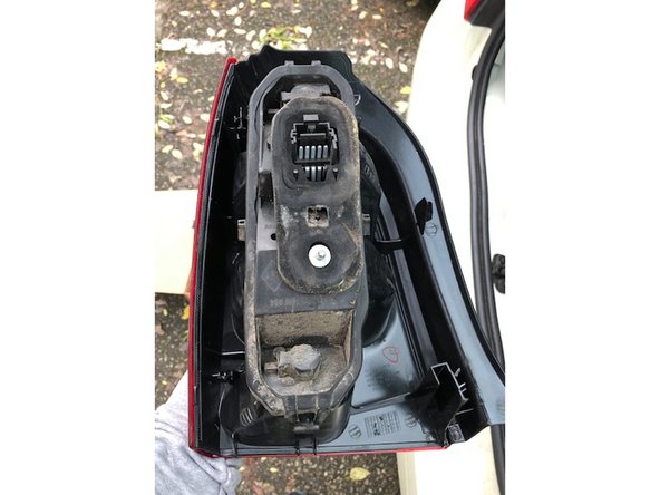 Remettez le support d'ampoules sur le nouveau bloc optique. Il suffit de clipser les 2 ergots en haut et en bas (attention à bien remettre le joint de caoutchouc pour assurer une bonne étanchéité). Ensuite, remettre la mousse de protection autour de la fiche électrique (voir photo)