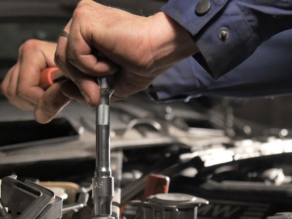 Resserrer la vis à l'aide du cliquet et d'une douille Torx de 14