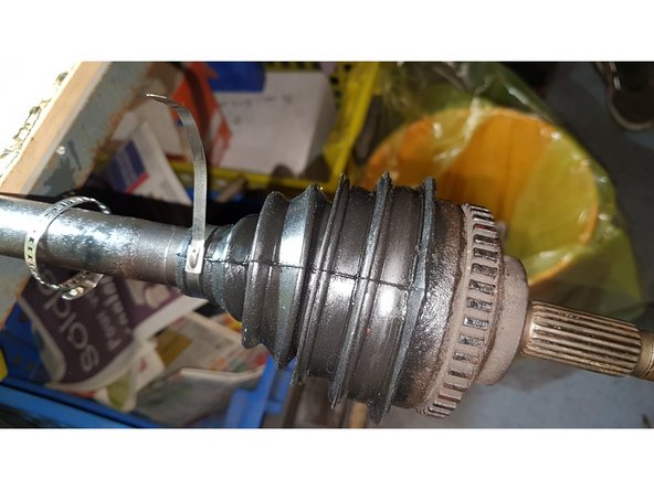 Puis fermer le soufflet de chaque coté avec les circlips metallique.