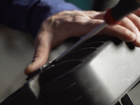 Desserrer les 5 vis à l'aide d'un tournevis cruciforme