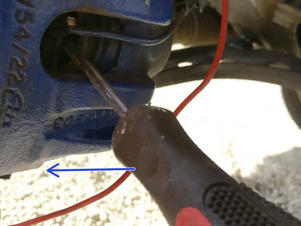 A l'aide d'un tournevis plat, pousser le piston pour pouvoir dégager l’étrier.