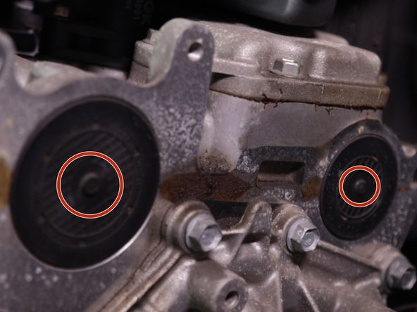 A l'aide d'un tournevis plat percer delicatement le centre des bouchons