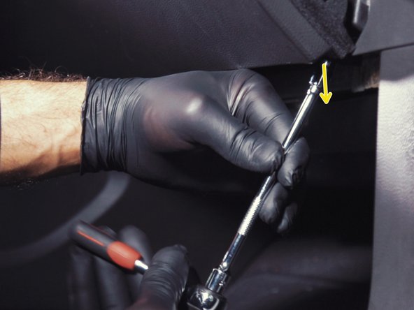 Dévisser la seconde vis se trouvant sous la boite à gant du côté droit