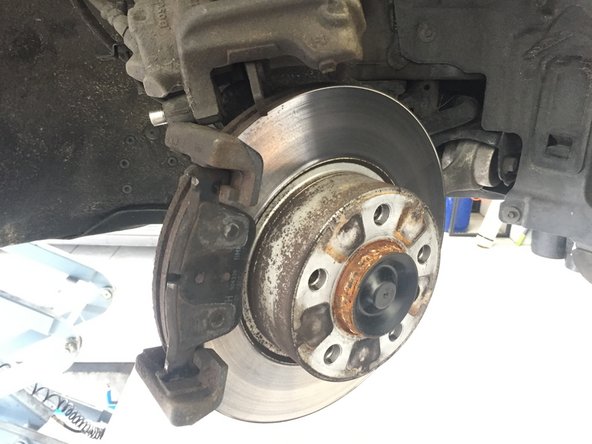 Une fois les deux vis démonté retirer l'étrier