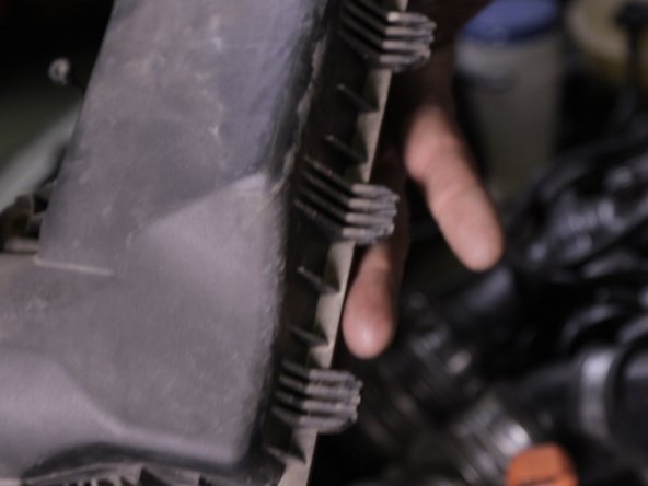 Repositionner le couvercle sur la boite à air bien l’insérer dans les 4 encoches derrière la boite à air