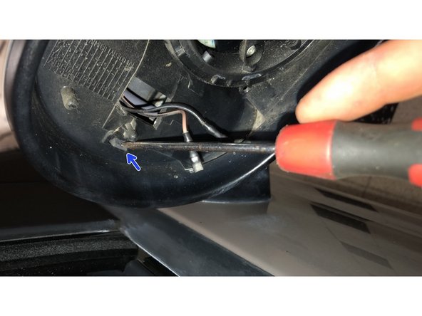 Faire levier sur chaque clips afin de deboiter la coque de son support