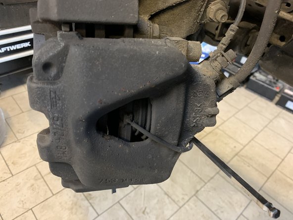 Repousser le piston à l'aide d'un tournevis plat.