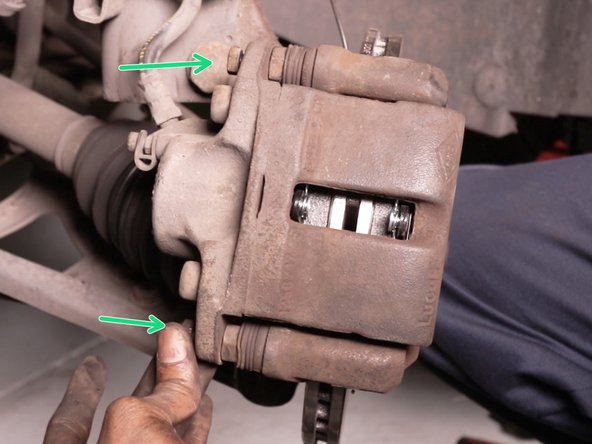 Replacer et visser tout d'abord à la main les deux vis de l’étrier