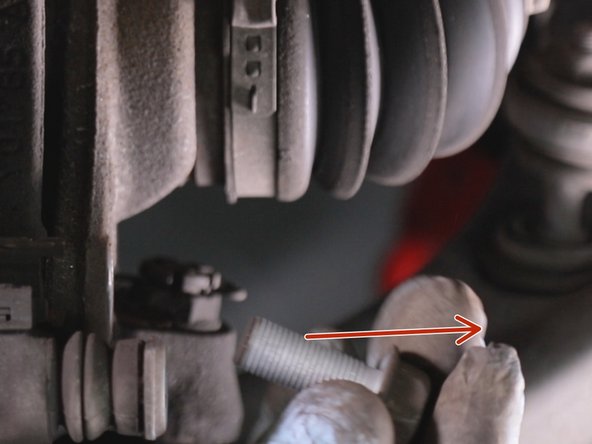 Desserrer,dévisser puis retirer les deux vis de la chape