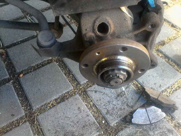 Nettoyer le moyeu à la brosse metalique et mettre légèrement de la graisse