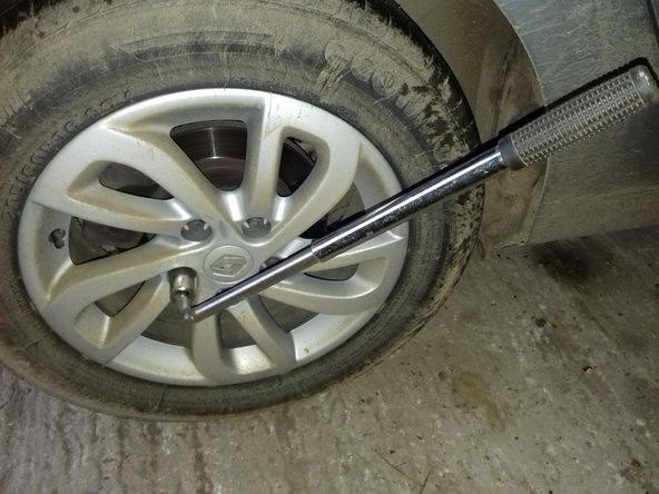 Commencer par desserrer les goujons de roues avec une douille de 17 et une clé télescopique ou clé a cliquet.