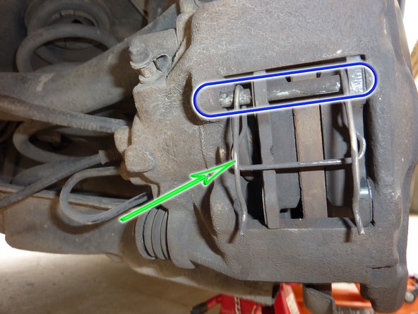 Remonter la goupille du haut (repère bleu) avec le ressort (repère vert).