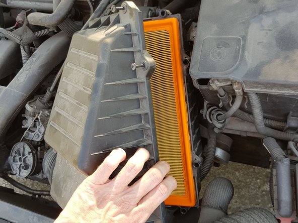 Soulevez le couvercle.