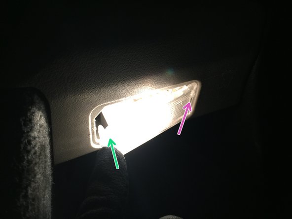 
First insert the right side of the lamp holder into the trim, then the left side.
