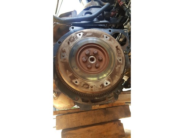 Retirez les 6 vis puis enlevez le mécanisme et le disque.