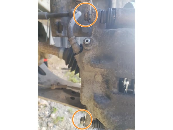 On peut alors refermer l'étrier de frein  et serrer les nouvelles vis de colonnette du coté intérieur.