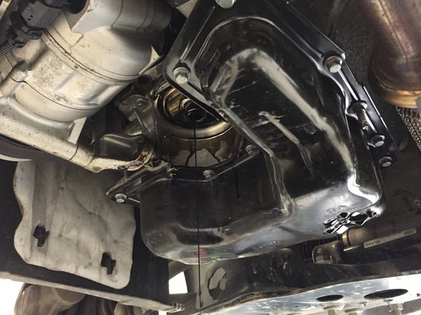 Démonter le filtre à huile à l'aide du cliquet et de la cloche à filtre