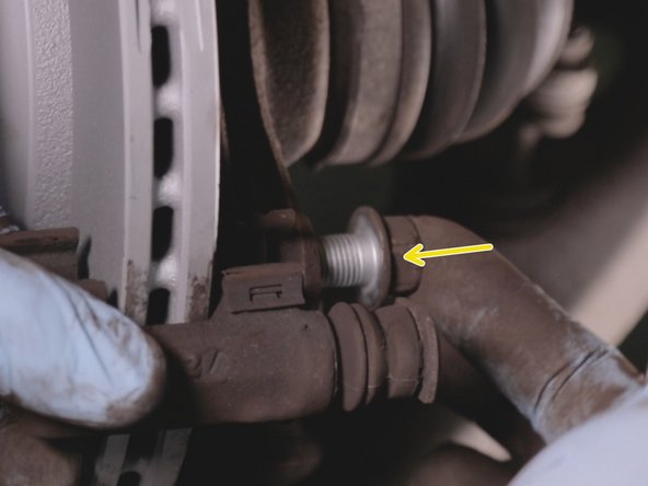 Revisser et serrer les deux vis retenant le chape