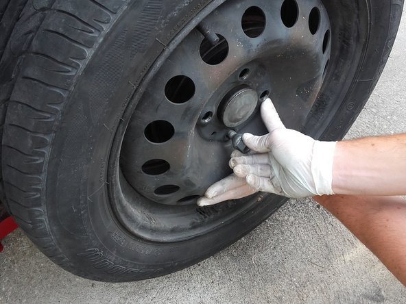 Dévisser complètement les boulons et retirer la roue.