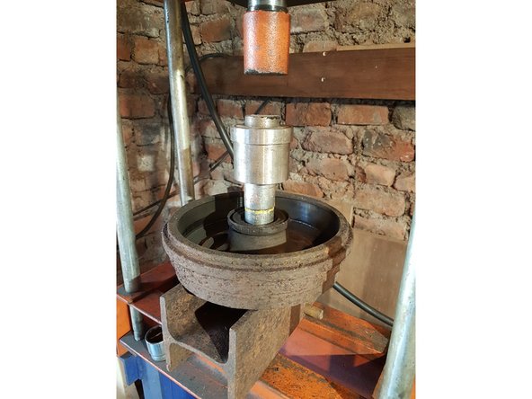 Enlever le roulement à la presse en s'aidant d'une pièce métallique du diamètre intérieur exact du roulement.