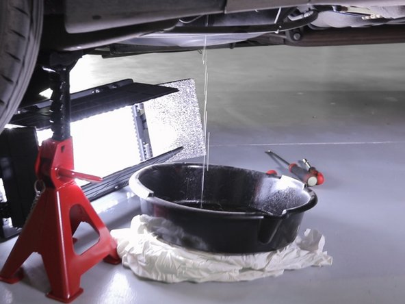 Retirer la durite en faisant levier, laisser le carburant s’écouler