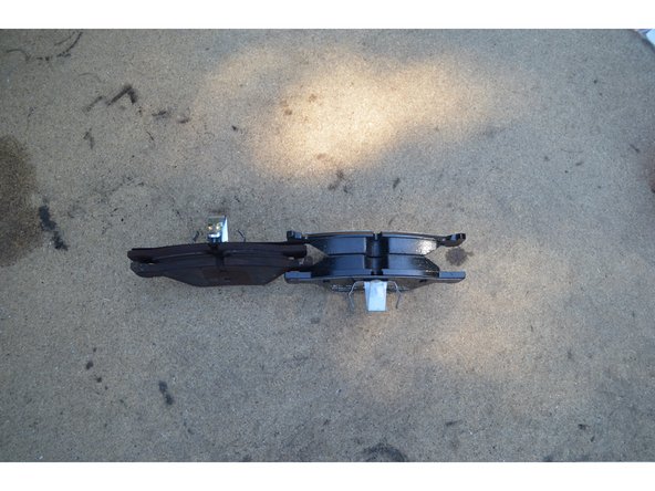 La plaquette intérieure est maintenue dans le piston par un ressort.