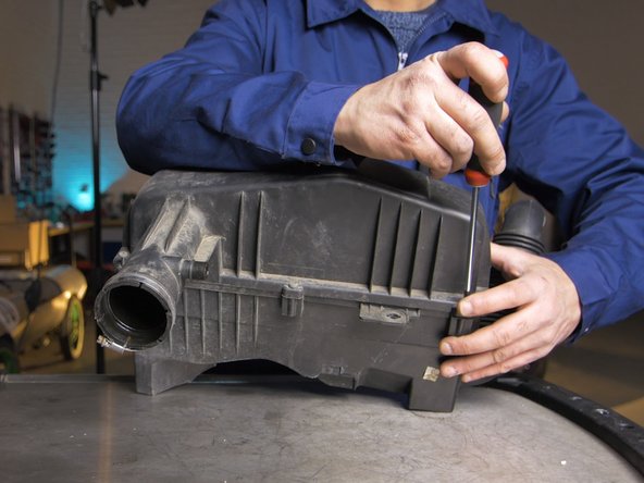 Desserrer les 3 dernières vis à l'aide du tournevis cruciforme