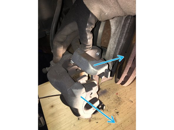 A présent vous pouvez ôter l’étrier (qui est en deux parties distinctes)