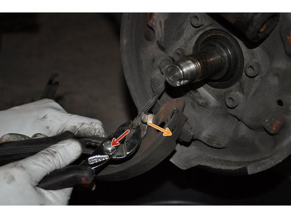 Décrocher le câble de frein à main