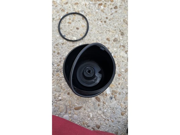 Je pose la nouvelle cartouche ainsi que le joint de filtre à huile que je graisse légèrement avant le remontage.